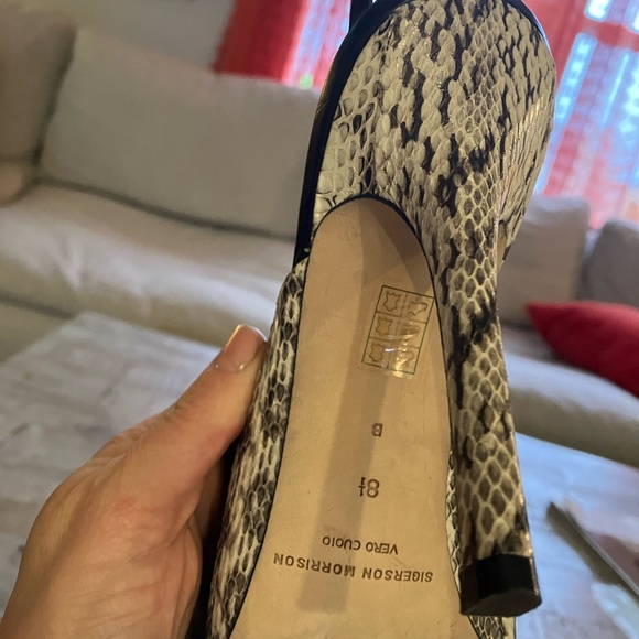 Beautiful hardly worn black heel with snake-like detail on side. - Picture 3 of 5